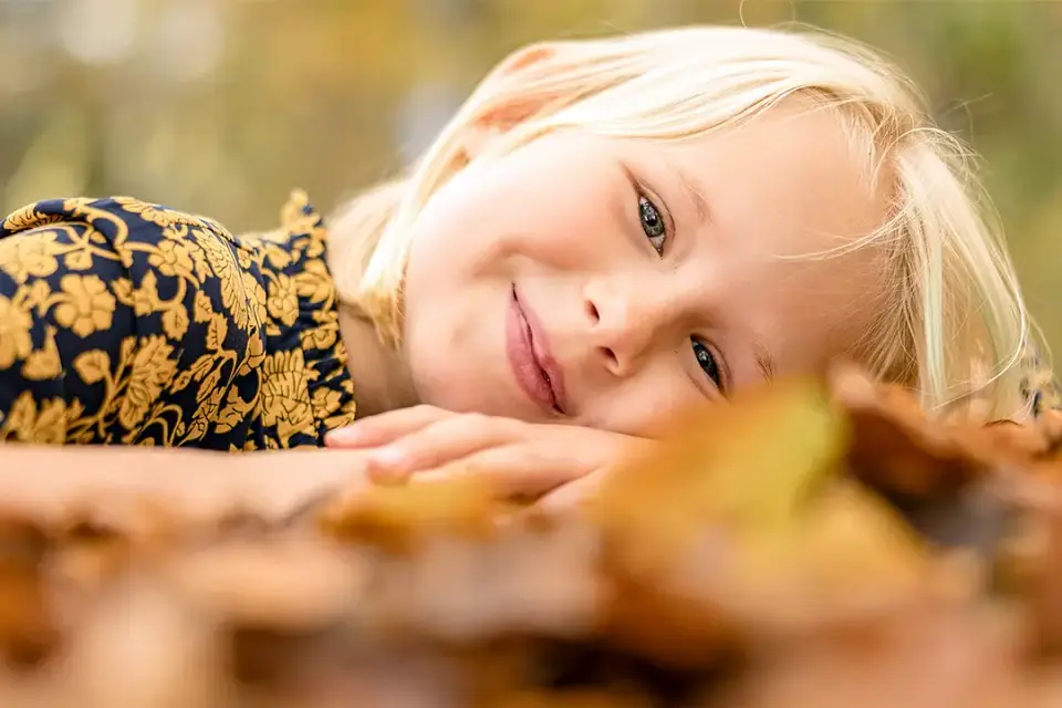 Familiefotograf Nordjylland — familie fotograferet på lokation ved kysten